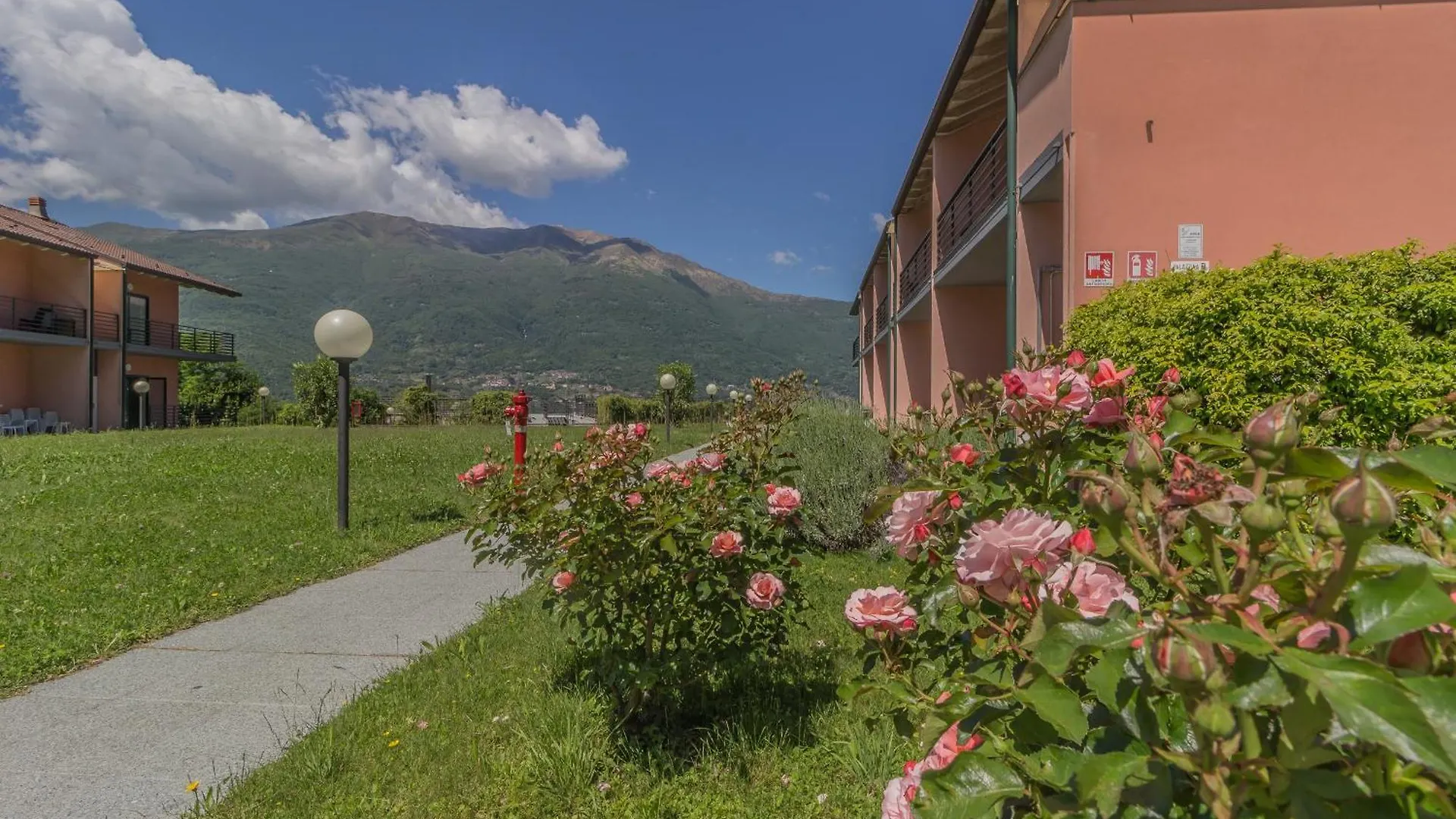 Апартаменты Brezza Del Lario Bilocale By Varenna Holidays Дервио