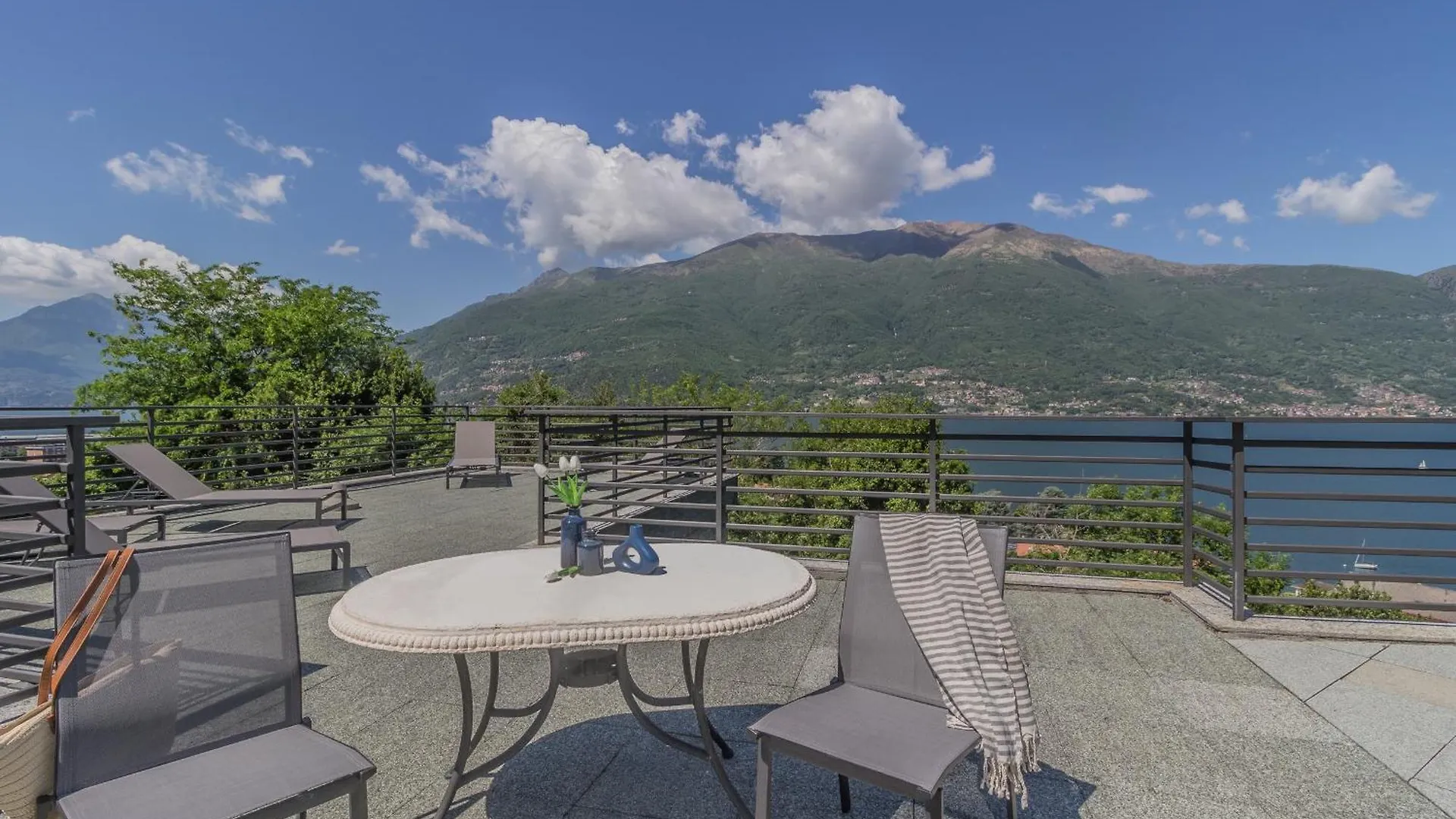 Апартаменты Brezza Del Lario Bilocale By Varenna Holidays Дервио