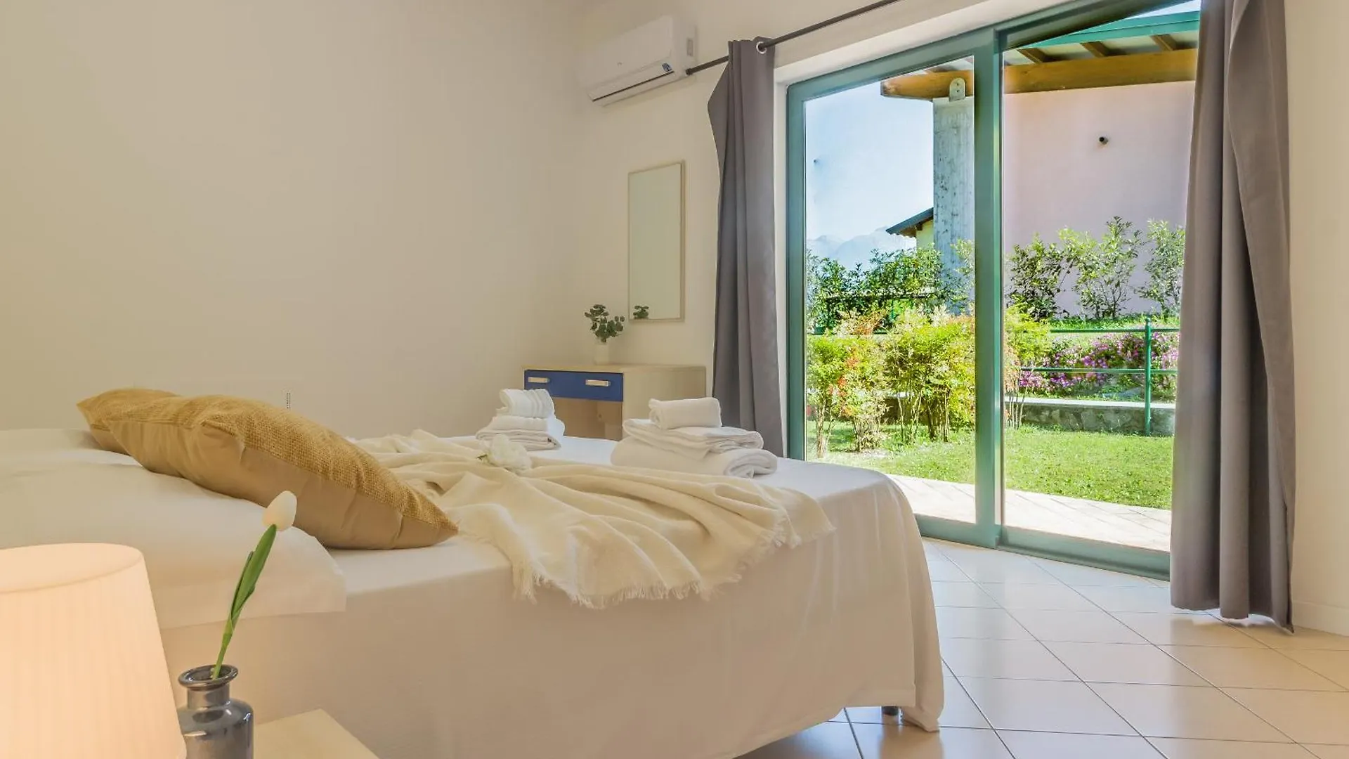 Brezza Del Lario Bilocale By Varenna Holidays Дервио Апартаменты